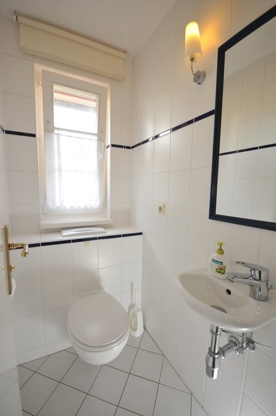 Zweites WC mit Waschbecken und Toilette in der Bültensünn