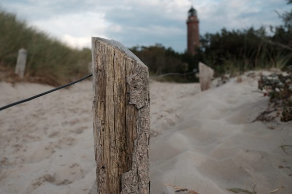Ausblick auf den Leuchtturm zwischen den Dünen
